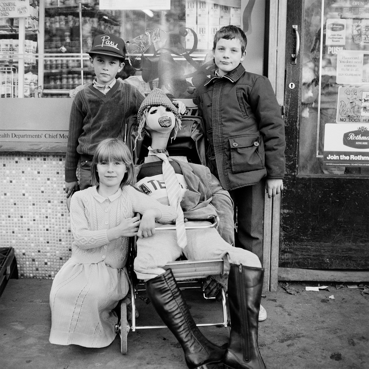 LEAH GORDON, Children with Guy Fawkes at Lauriston Roundabout, Hackney.